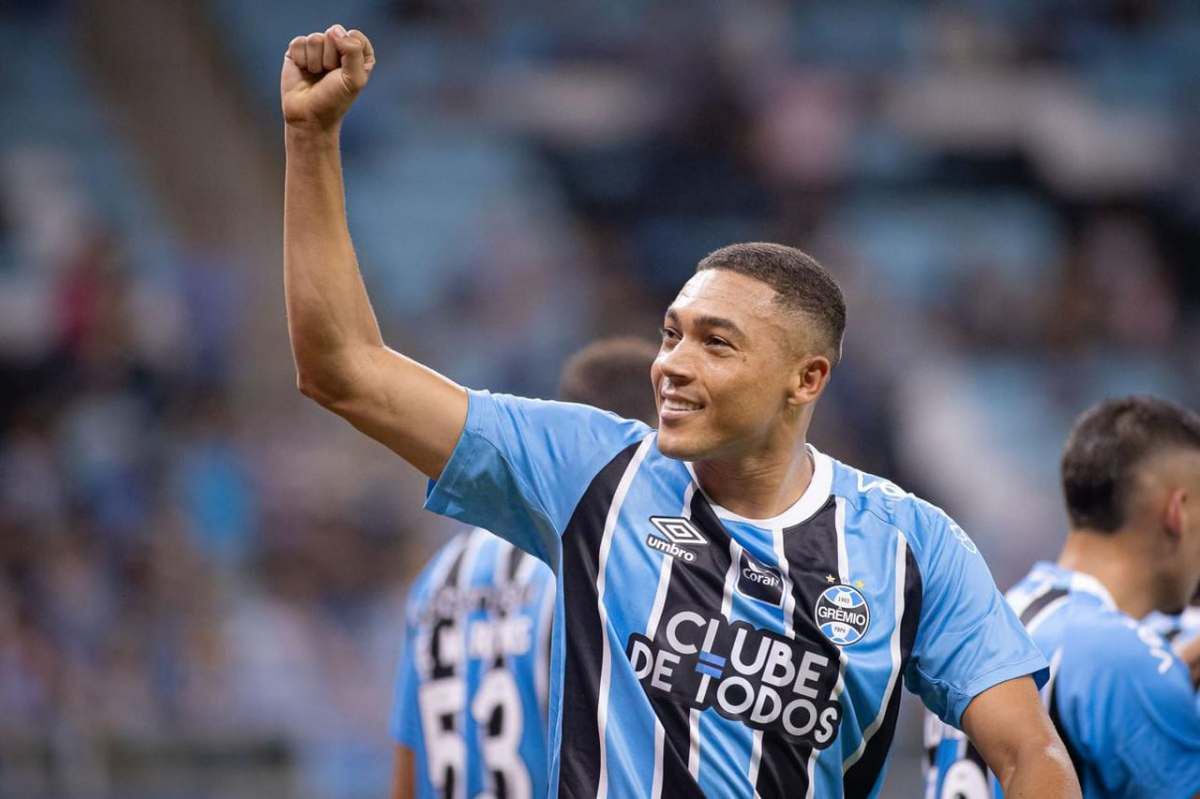 Vasco mira Carlos Vinícius e negocia reforço para 2027