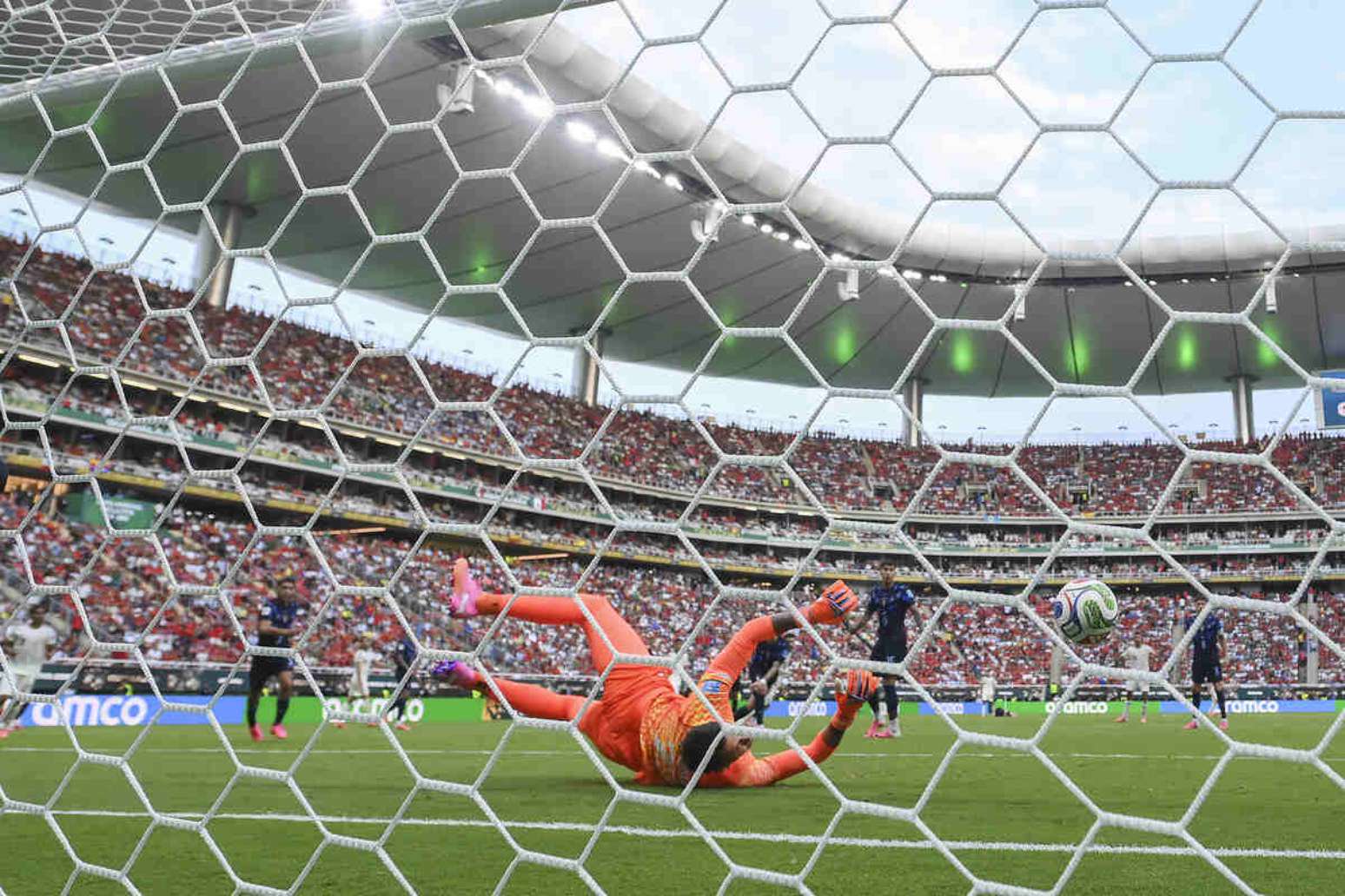 Falha de Muslera resultou no único gol de Espanha x Uruguai –
