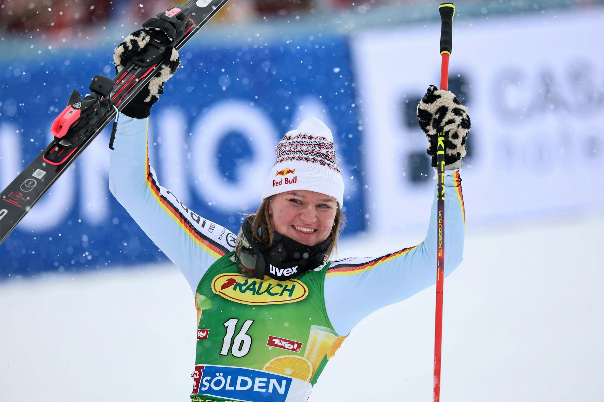 Emma Aicher jubelt im Ziel von Sölden.