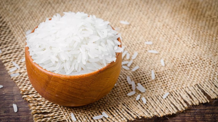raw rice in a wood bowl