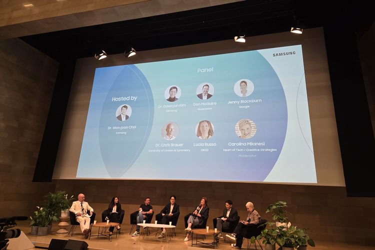 Di sela-sela rangkaian Galaxy Unpacked Paris, Samsung mengadakan panel diskusi dengan topik Pencapaian Terbesar Mobile Technology: Cara Mobile AI Mendefinisikan dan Memperluas Pengalaman Pengguna yang Mengubah Dunia. Salah satu yang dibahas adalaj studi eksploratif soal hubungan penggunaan AI dalam kehidupan sehari-hari dengan tingkat kualitas hidup seseorang.