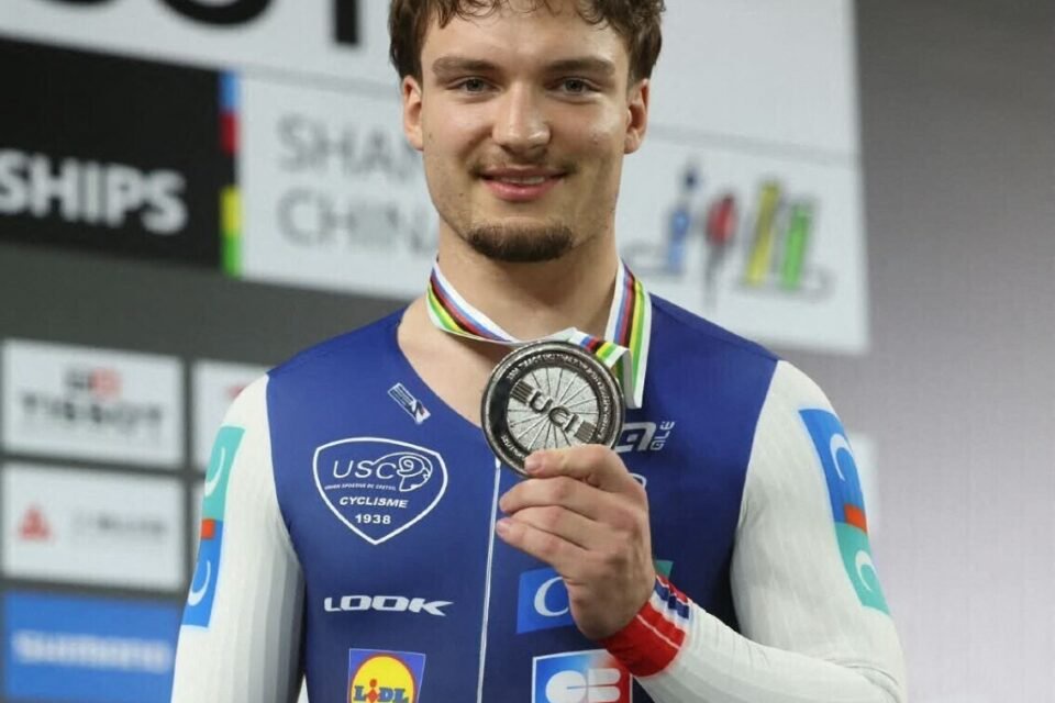 Étienne Oliviéro avec sa médaille d’argent sur le championnat du monde de cyclisme sur piste, 2026, à Shangai.
