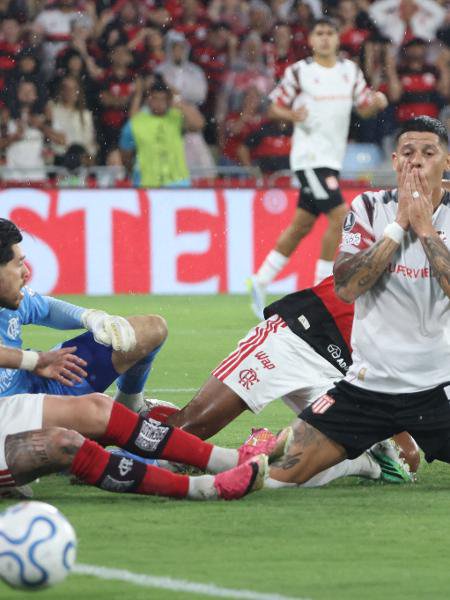 Marcos Rojo, do Estudiantes, se lamenta durante partida contra o Flamengo, pela Libertadores
