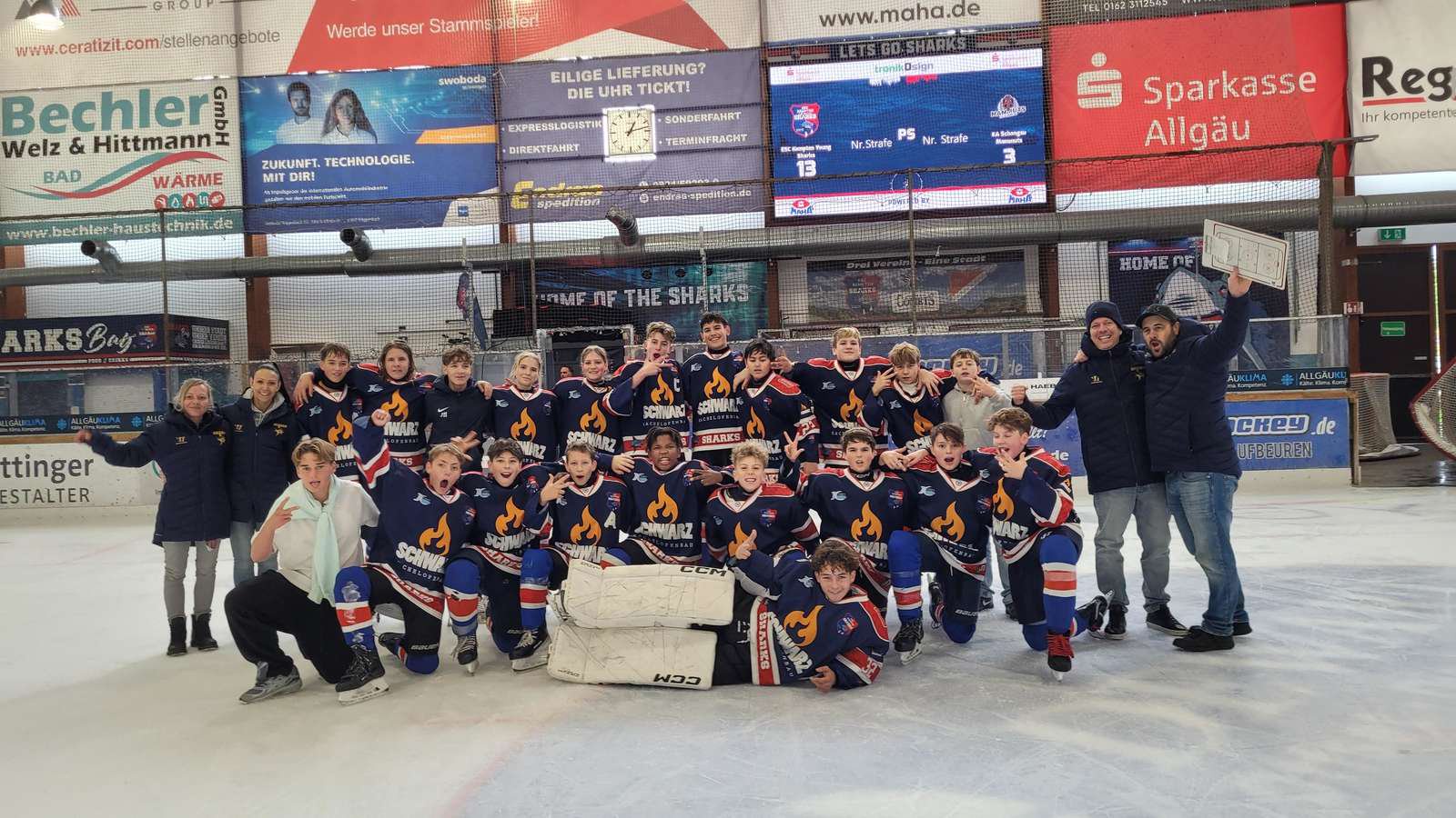 Kemptener Nachwuchseishockeyspieler jubelnd auf dem Eis.