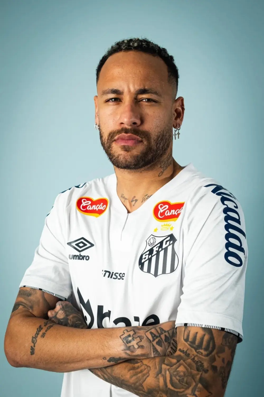 Neymar aparece com camisa do Santos em meio a indefinição sobre permanência.