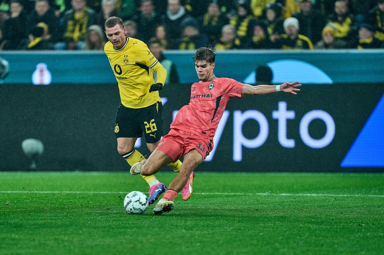 Nicht nur wegen des herausgeholten Elfmeters: Mick Schmetgens zeigte im DFB-Pokal gegen den BVB eine starke Leistung für Werder Bremen.