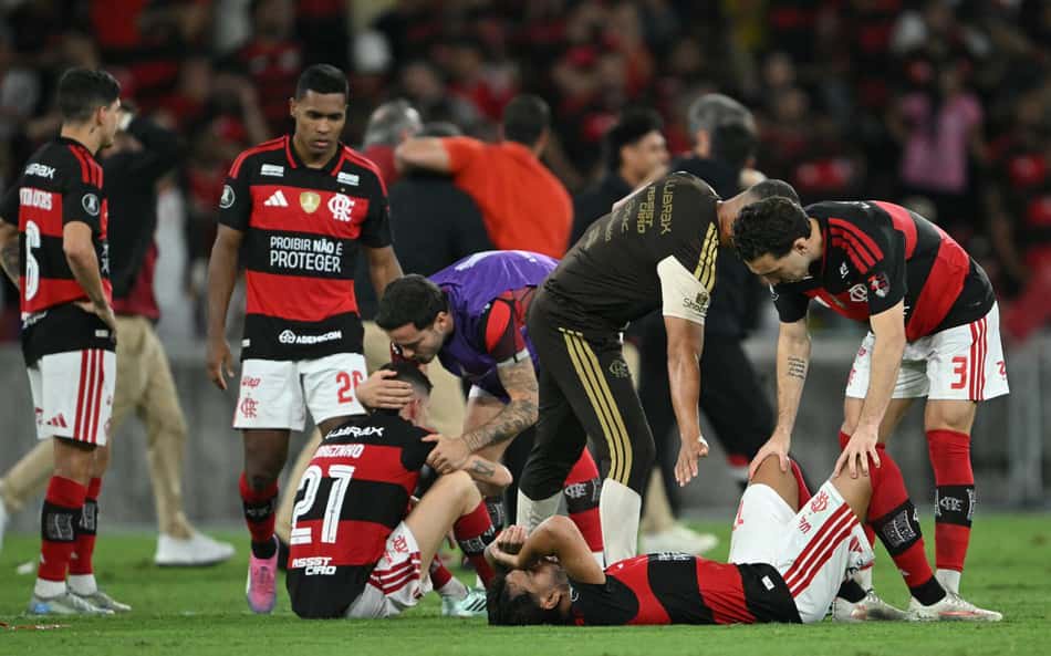 Jogadores do Flamengo consolam companheiro caído após eliminação na Libertadores