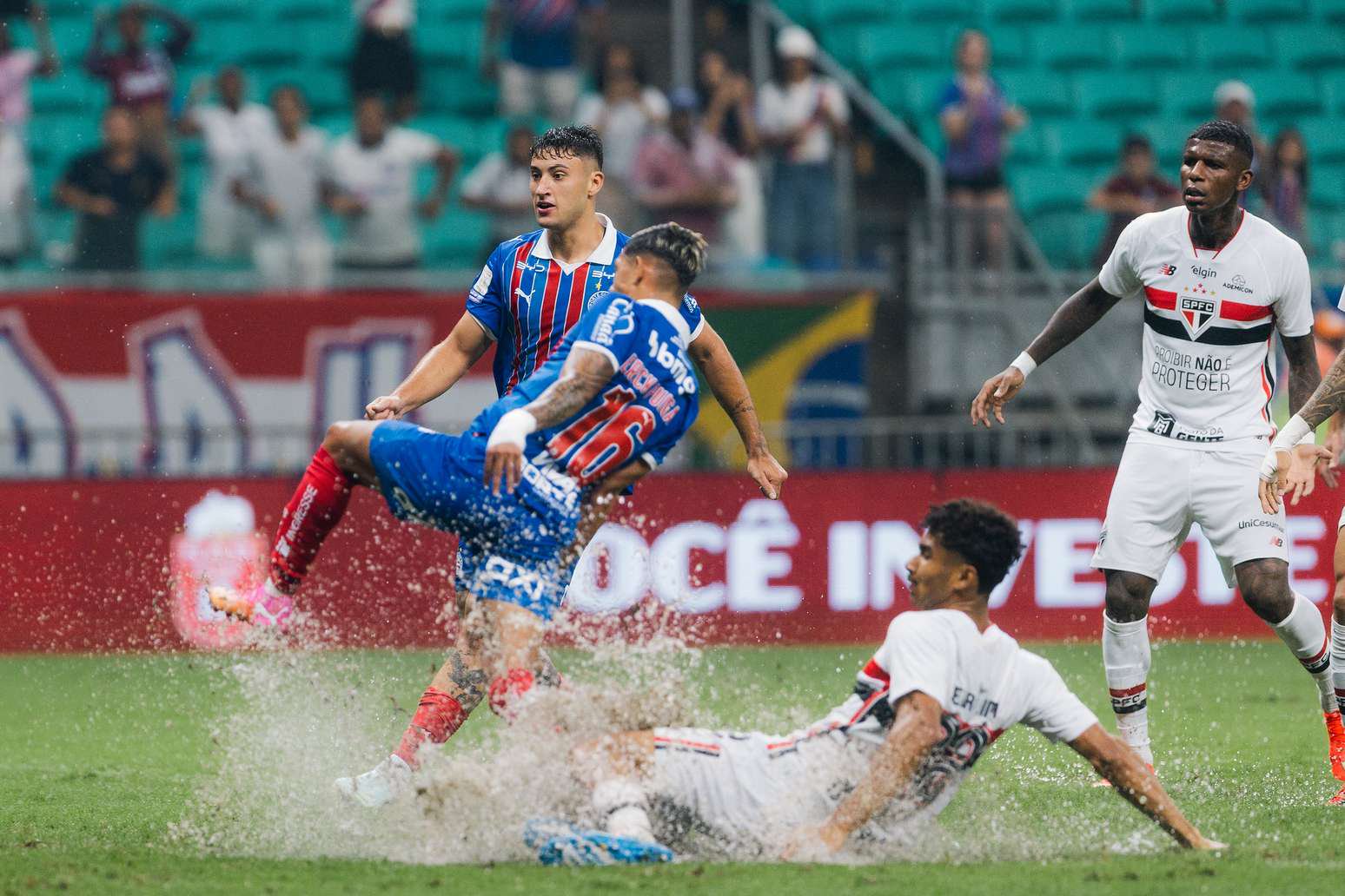 Bahia vence São Paulo na Fonte Nova e encosta no G-5 do Brasileirão 