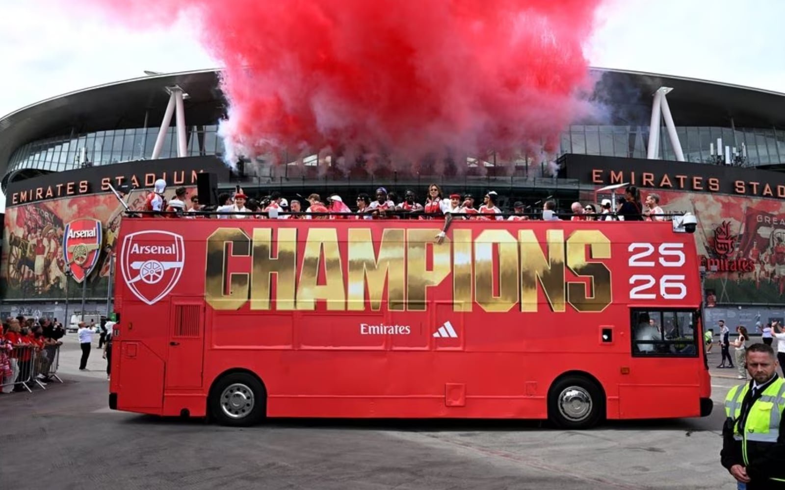 O Arsenal desfilou com as taças da temporada.