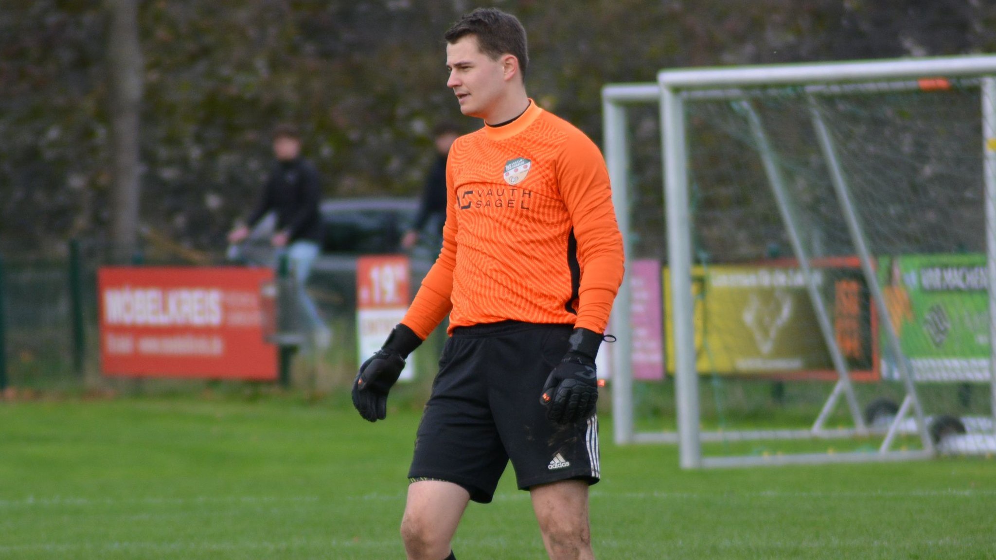 Moritz Wiegand, derzeit verletzter Torwart der SG Erkeln/Hembsen, tippt die Fußball-Kreisliga A.