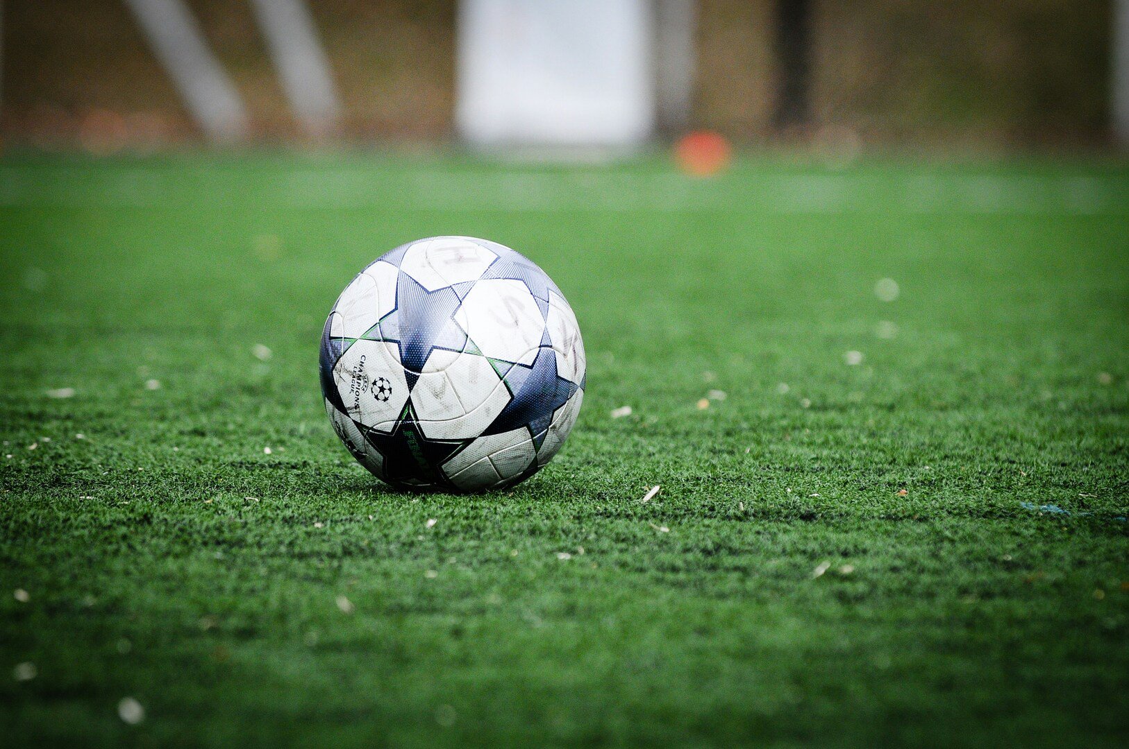Fußball mit Sternen-Design auf Rasen