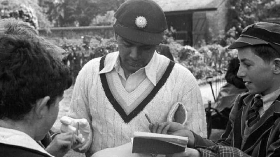 BB Nimbalkar signing autographs. (@CricketopiaCom on X)