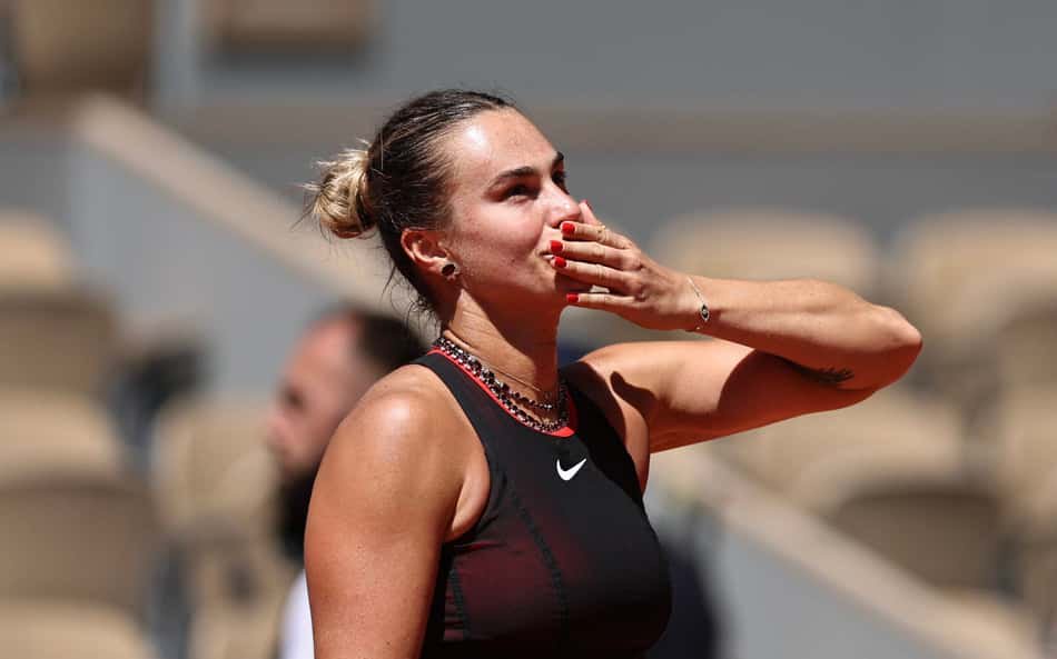 A bielorrussa Aryna Sabalenka comemora após vencer a espanhola Jessica Bouzas Maneiro em partida de simples feminina no terceiro dia do torneio de tênis de Roland Garros, na quadra Philippe-Chatrier, em Paris (Foto: Anne-Christine Poujoulat / Afp)