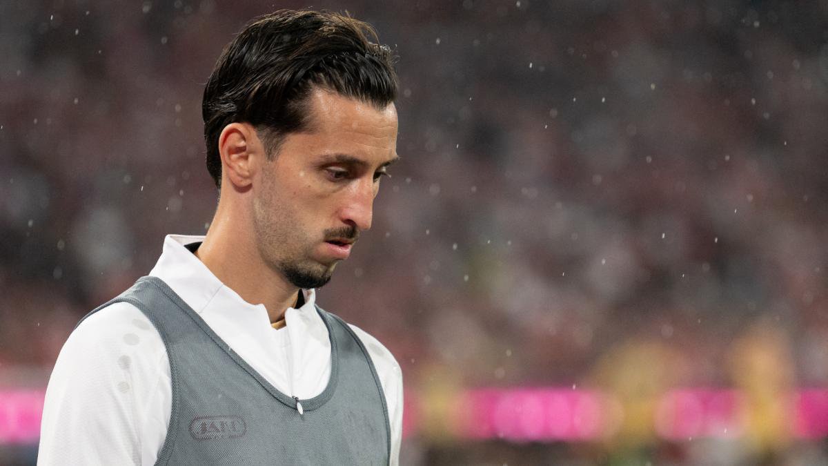 Atakan Karazor steht im Regen
