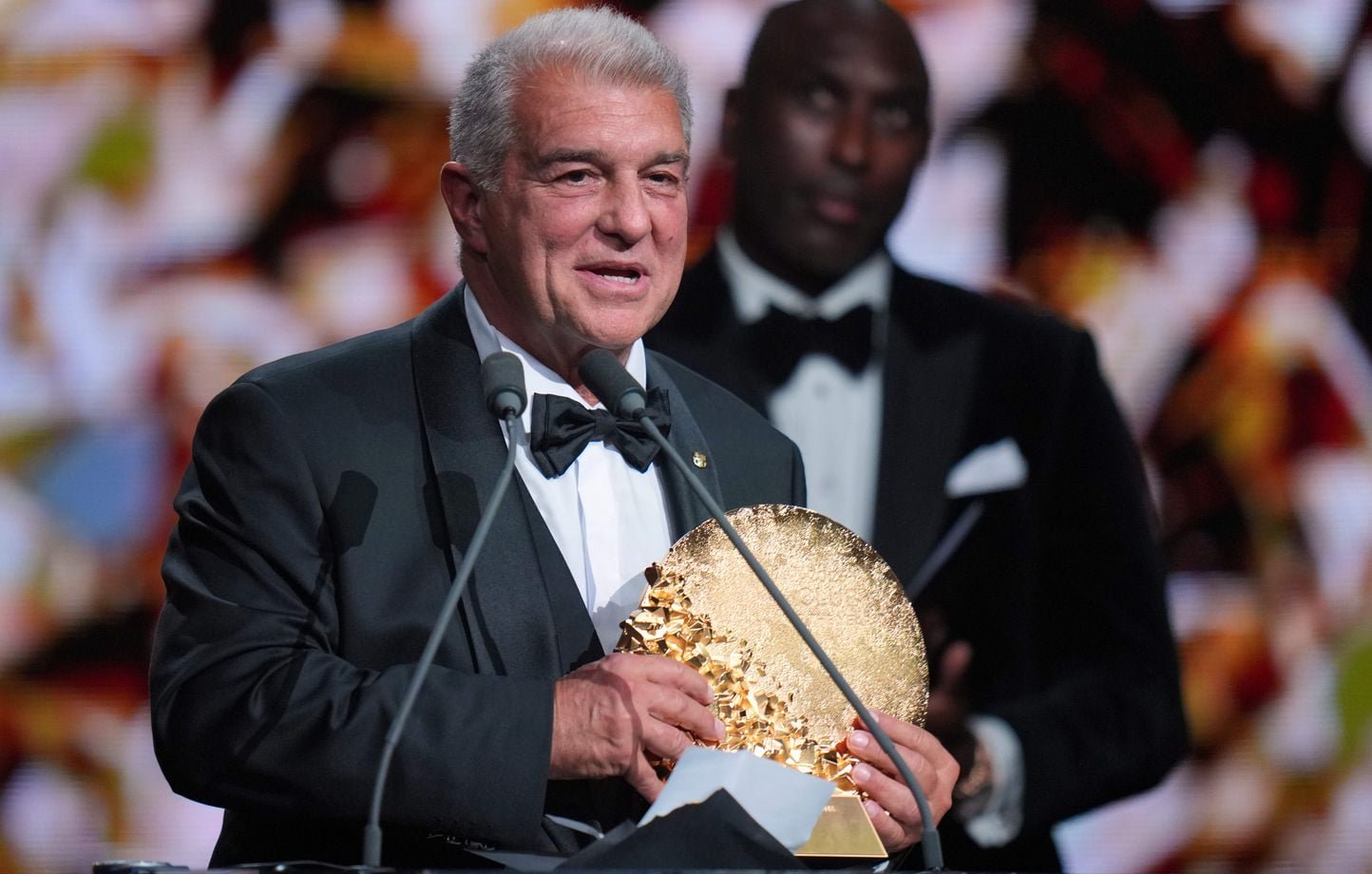 Le président du FC Barcelone Joan Laporta prononce un discours après avoir reçu le trophée du Club féminin de l’année.