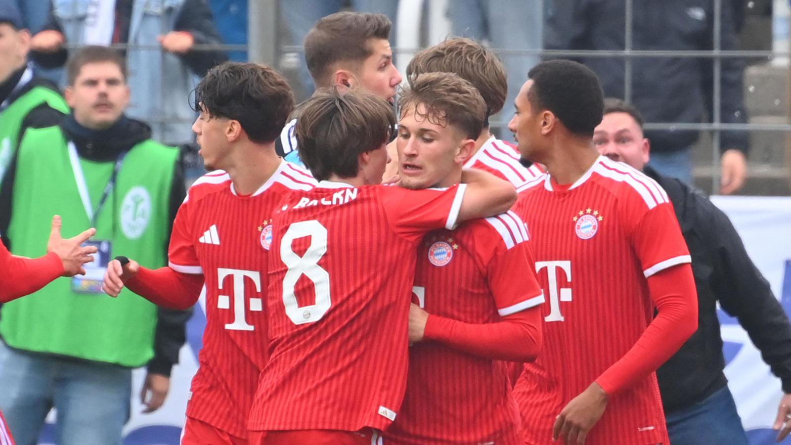 Die Bayern-Amateure jubeln vor der Löwen-Kurve