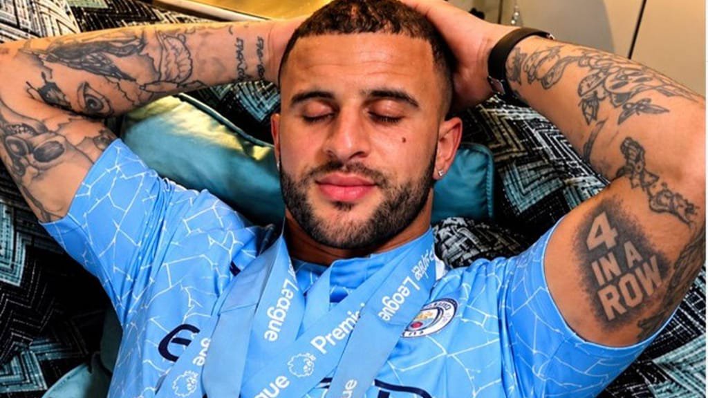 Kyle Walker com a tatuagem que assinala o «tetra» do Manchester City