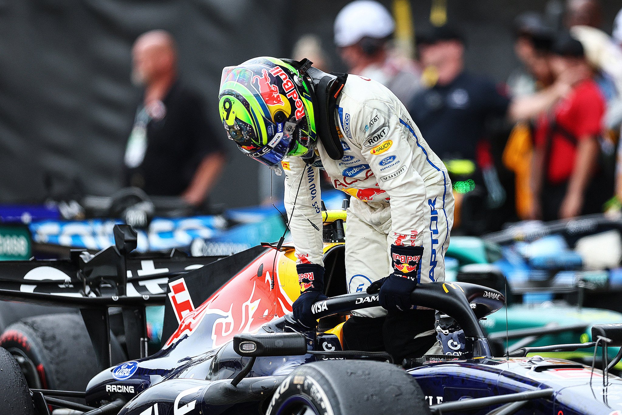 Isack Hadjar, pilote Oracle Red Bull Racing, sort de sa monoplace en parc fermé lors du Grand Prix F1 des États-Unis à Austin, Texas.