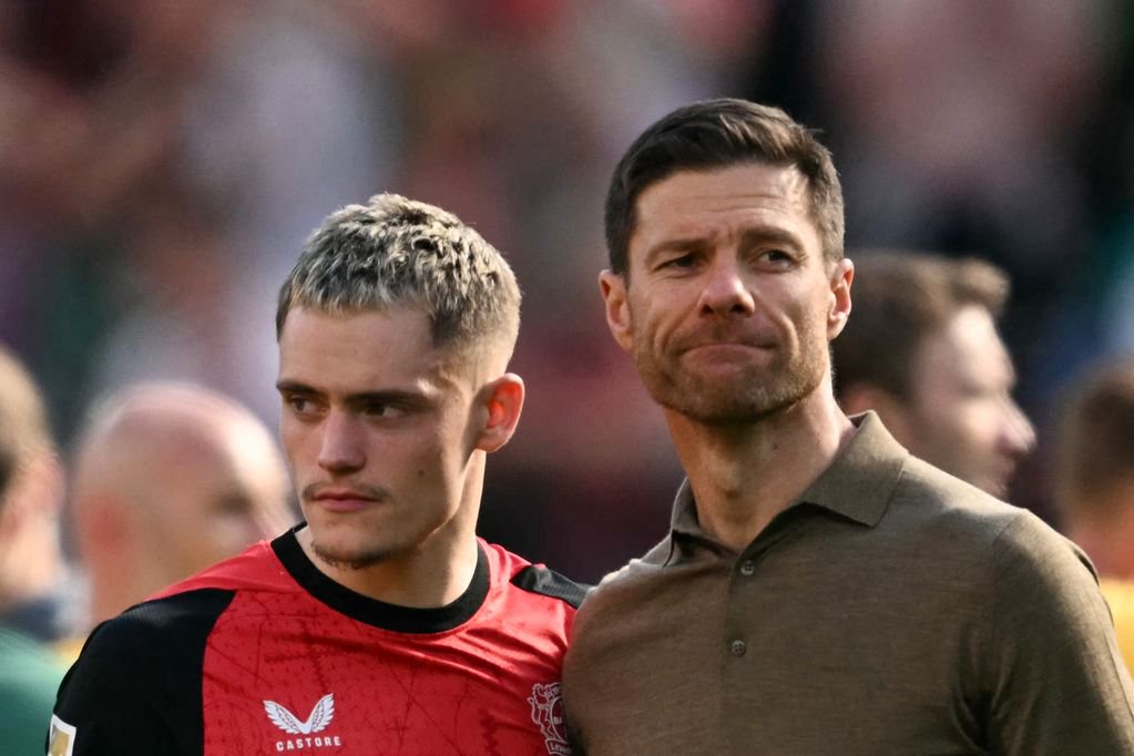 Florian Wirtz and Xabi Alonso in April 2025.