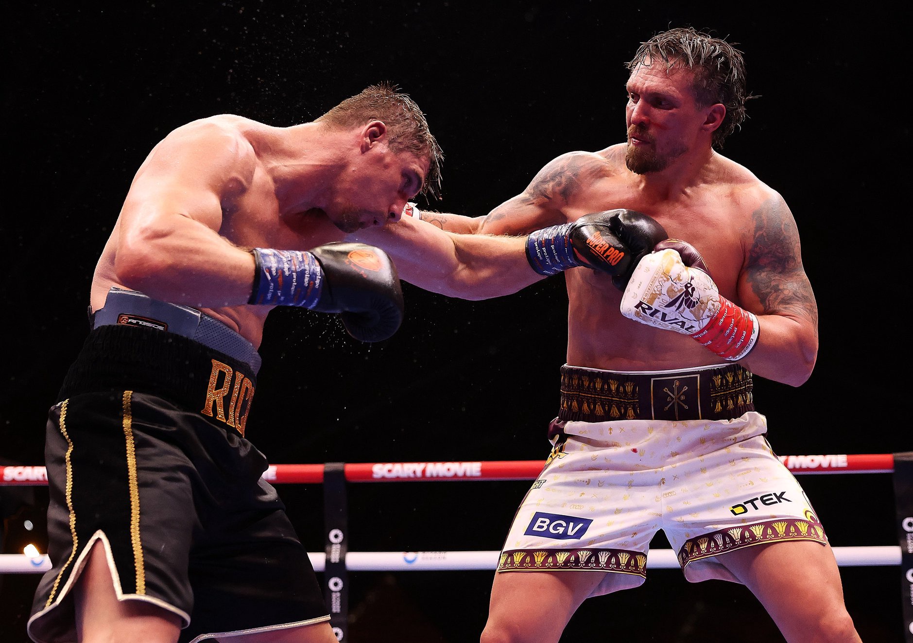 Oleksandr Usyk landing a punch on Rico Verhoeven