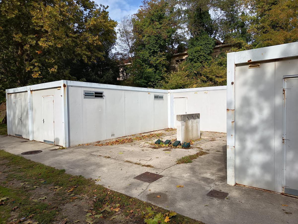 Accessoirement, le passage en synthétique du dernier terrain du stade d’Aquitaine sera aussi l’occasion de construire des vestiaires, jusqu’à présent abrités dans des préfabriqués.