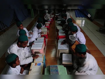 इस समय यूपी में 560 मदरसों को अनुदान मिल रहा है.