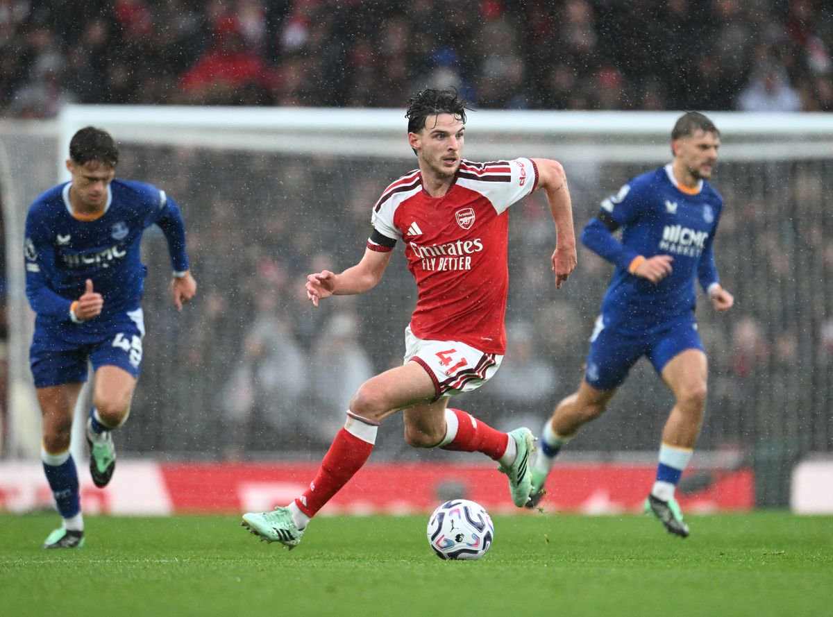 Declan Rice runs with the ball