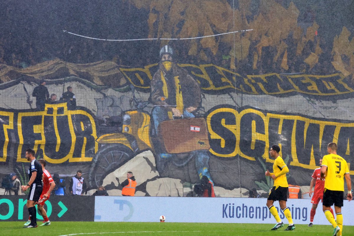 Irre Choreo-Serie der BVB-Fans.