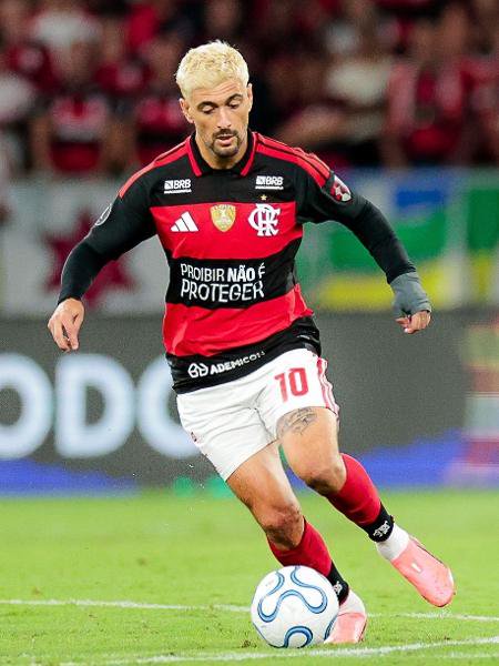 Arrascaeta, do Flamengo, em ação durante jogo contra o Estudiantes pela Libertadores