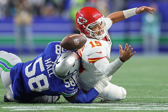 Derick Hall forces Patrick Mahomes to fumble