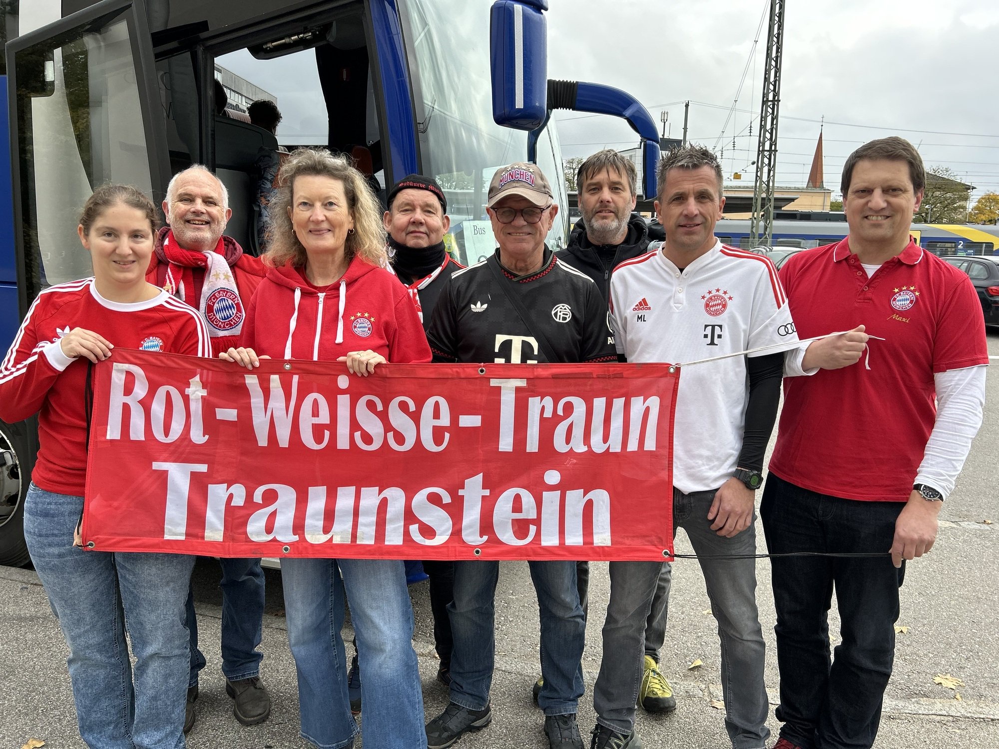 Die Vorstandschaft des Fanclubs Rot-Weiße Traun um (von links) Christa Schuhbeck, Markus Comes, Gerlinde Maier, Alwin Weißenbacher, Kurt Klötzler, Bernhard Steinberger, Markus Lackner und Maximilian Burghartwieser hat die nächsten Wochen einiges zu tun, um den Besuch von Harry Kane vorzubereiten. Am Samstag ging es aber erstmal zum Bundesliga-Topspiel des FC Bayern gegen Borussia Dortmund.  (Foto: Brenninger)