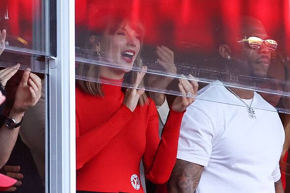 Taylor Swift watching football