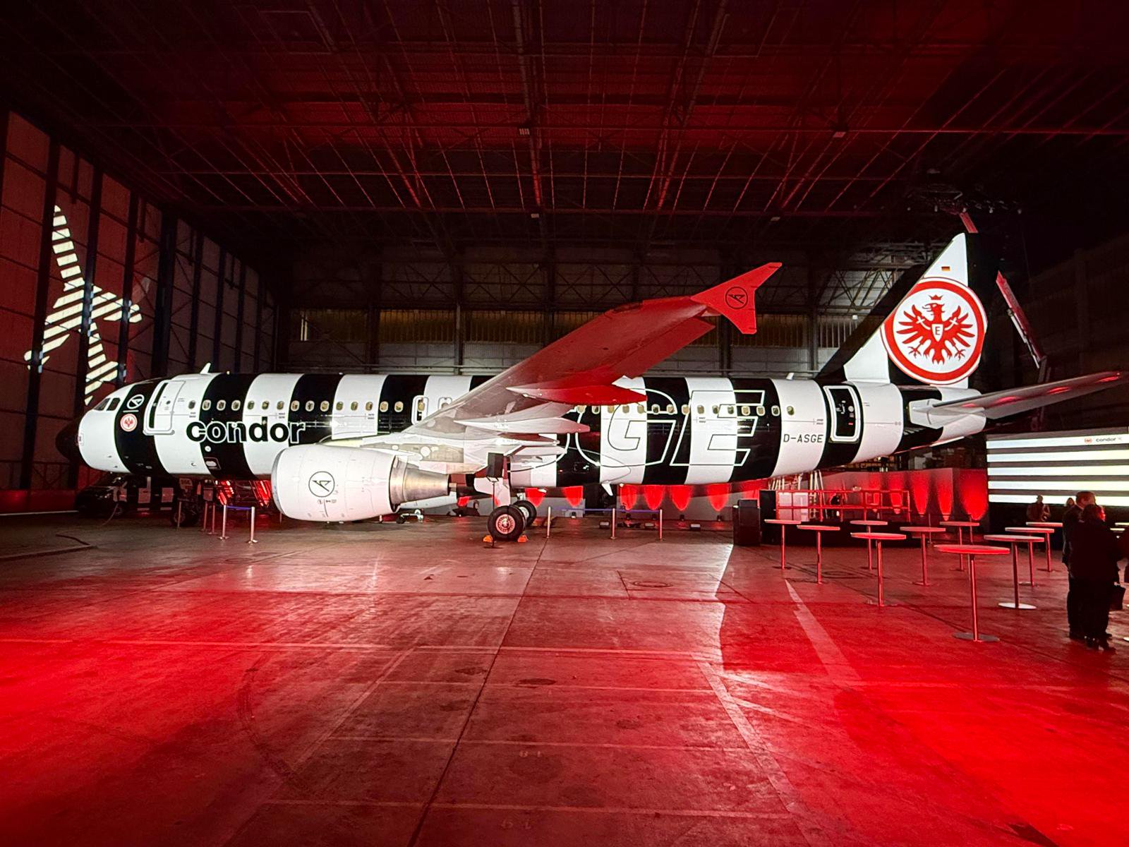 Die Fluggesellschaft Condor stattet einen Airbus A320 ab sofort mit Eintracht-Frankfurt-Sonderlackierung aus. 