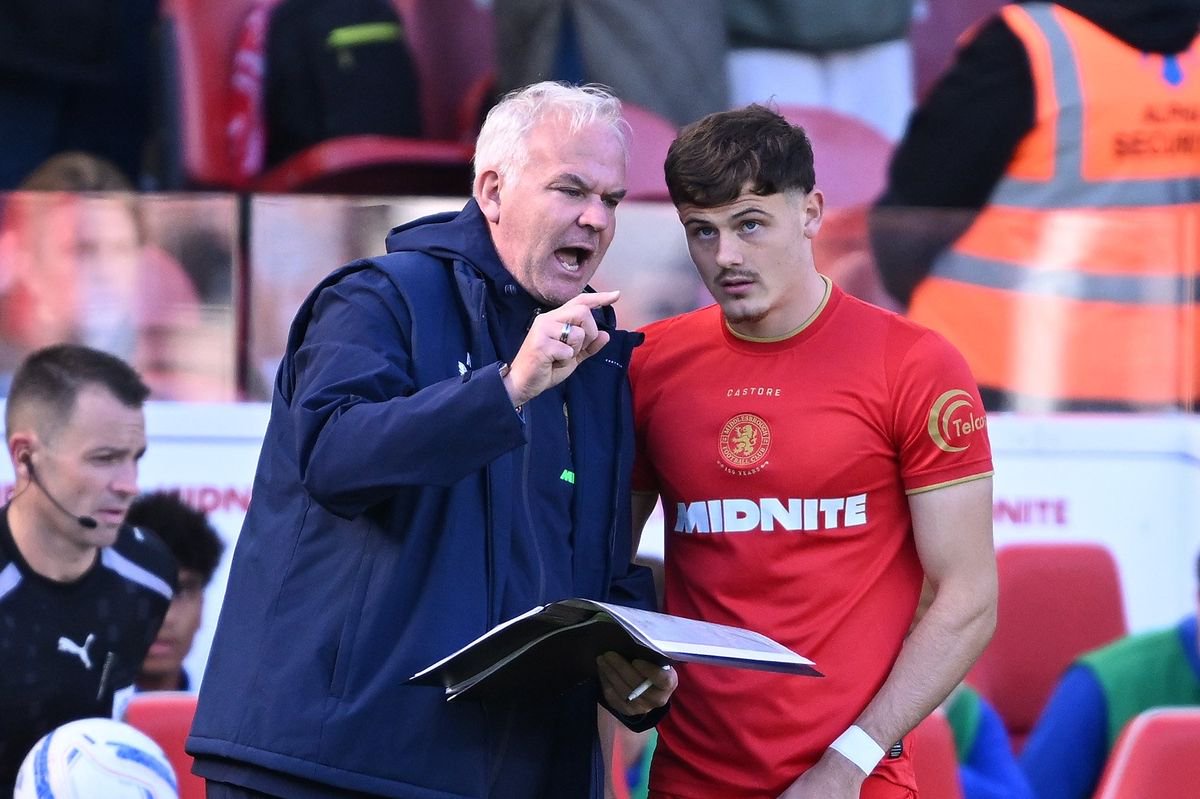 Assistant head coach Adi Viveash gives instructions to half time substitute Will Lankshear