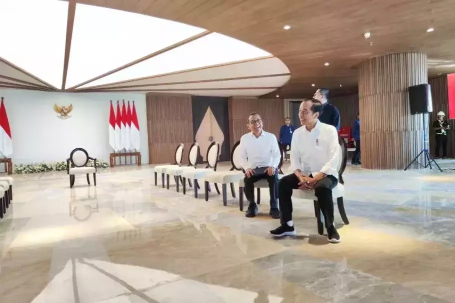 Presiden Joko Widodo (Jokowi) memperlihatkan suasana ruang konferensi pers pada Kantor Presiden atau yang disebut Istana Garuda di Ibu Kota Nusantara, Kalimantan Timur, Senin 29 Juli 2024. - (Antara/Mentari Dwi Gayati)