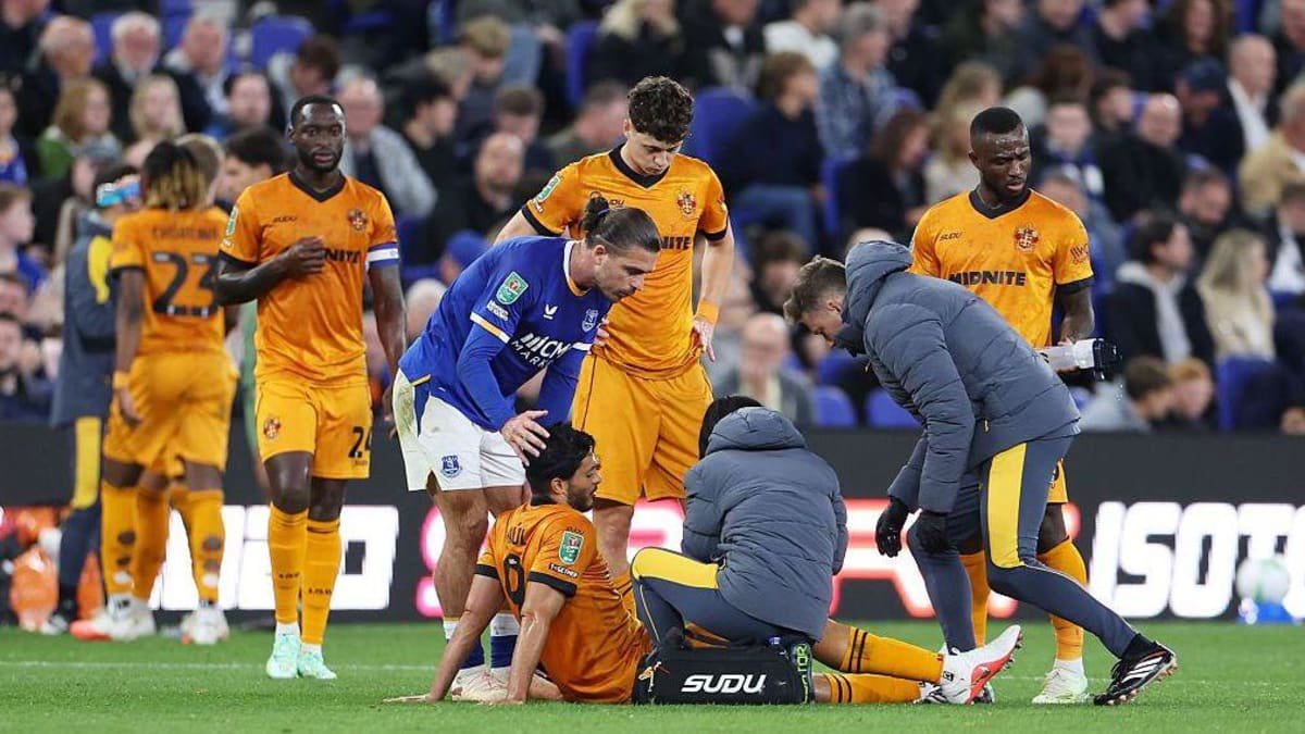 Raul Jimenez had to be substituted seven minutes before half-time in Wolves' 1-0 Carabao Cup defeat at Everton on 16 September