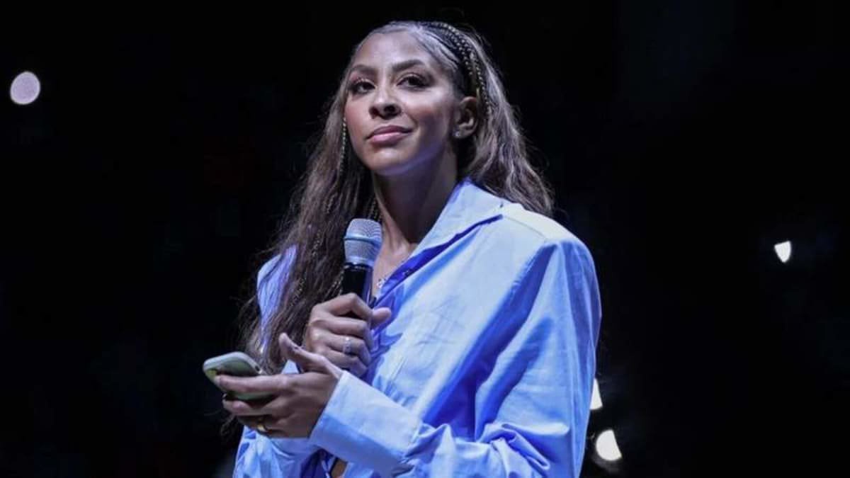 Candace Parker speaks to the crowd during the jersey retirement ceremony during the game between the Chicago Sky and Las Vegas Aces on Monday August 25, 2025 at Wintrust Arena, Chicago, USA. NO COMMERCIAL USAGE PUBLICATIONxNOTxINxBRAxMEX Copyright: xShainaxBenhiyoun/SPPx Sportspressphoto_SPR16745 ©Credits – Imago