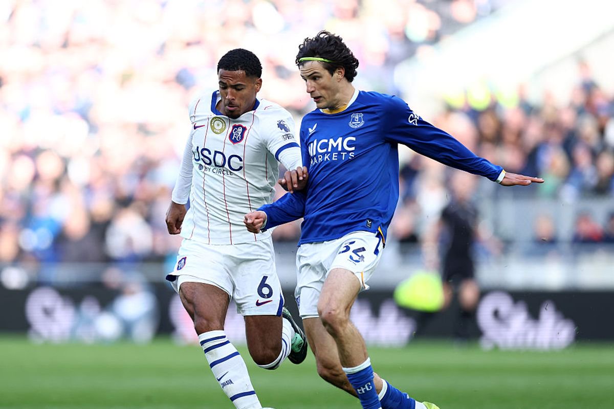 Merlin Rohl of Everton runs with the ball under pressure from Levi Colwill of Chelsea (Photo by Molly Darlington/Getty Images)