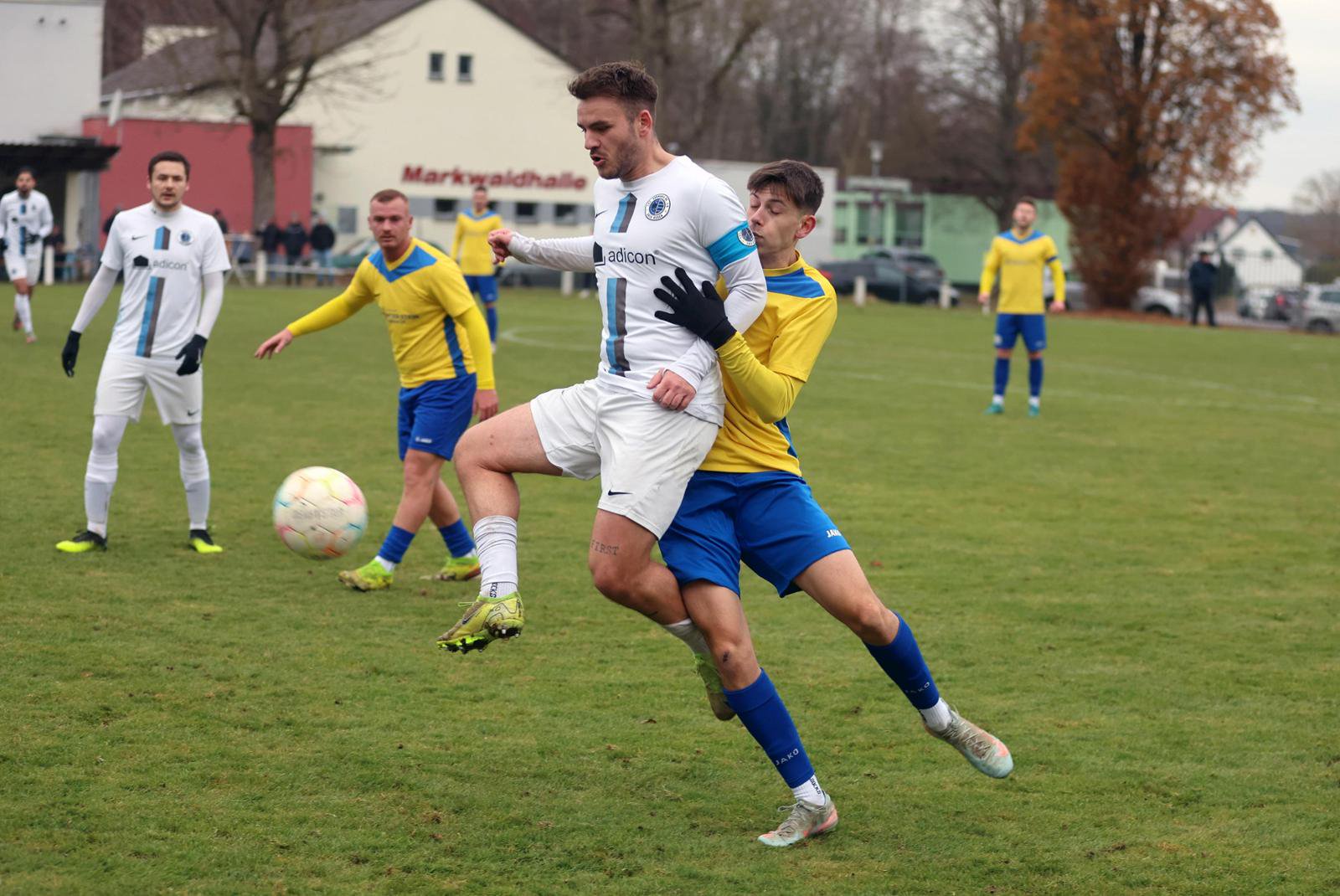23.11.2025, Fussball, Fußball, Verbandsliga Süd,. SG Langstadt/Babenhausen - Germania Ober-Roden
Langstadt Babenhausen
Marc Züge (OR),  Luca Segeth (Lang.)

Foto: Sascha Eyssen