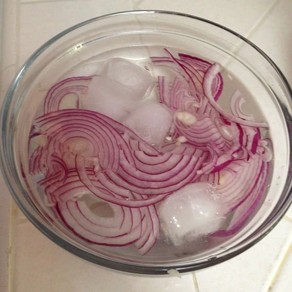Soak Onions In Cold Water Overnight & Drink On An Empty Stomach To Achieve  These Health Benefits.