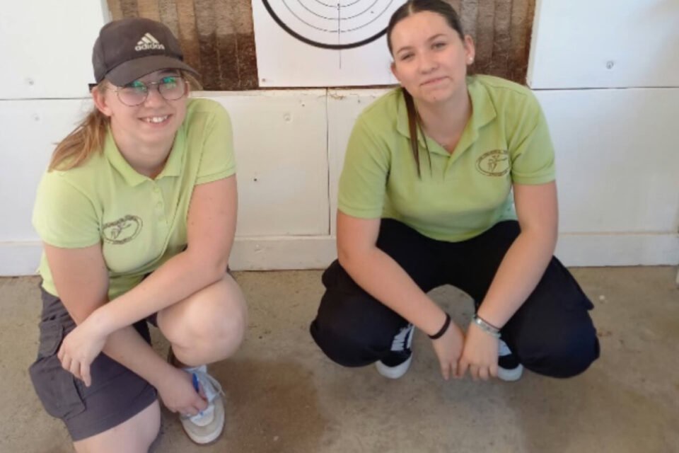 Louane et Manon Galland-Debray, du club d'Erondelle Les Archers du Roseau, ont participé au championnat de France de tir beursault.