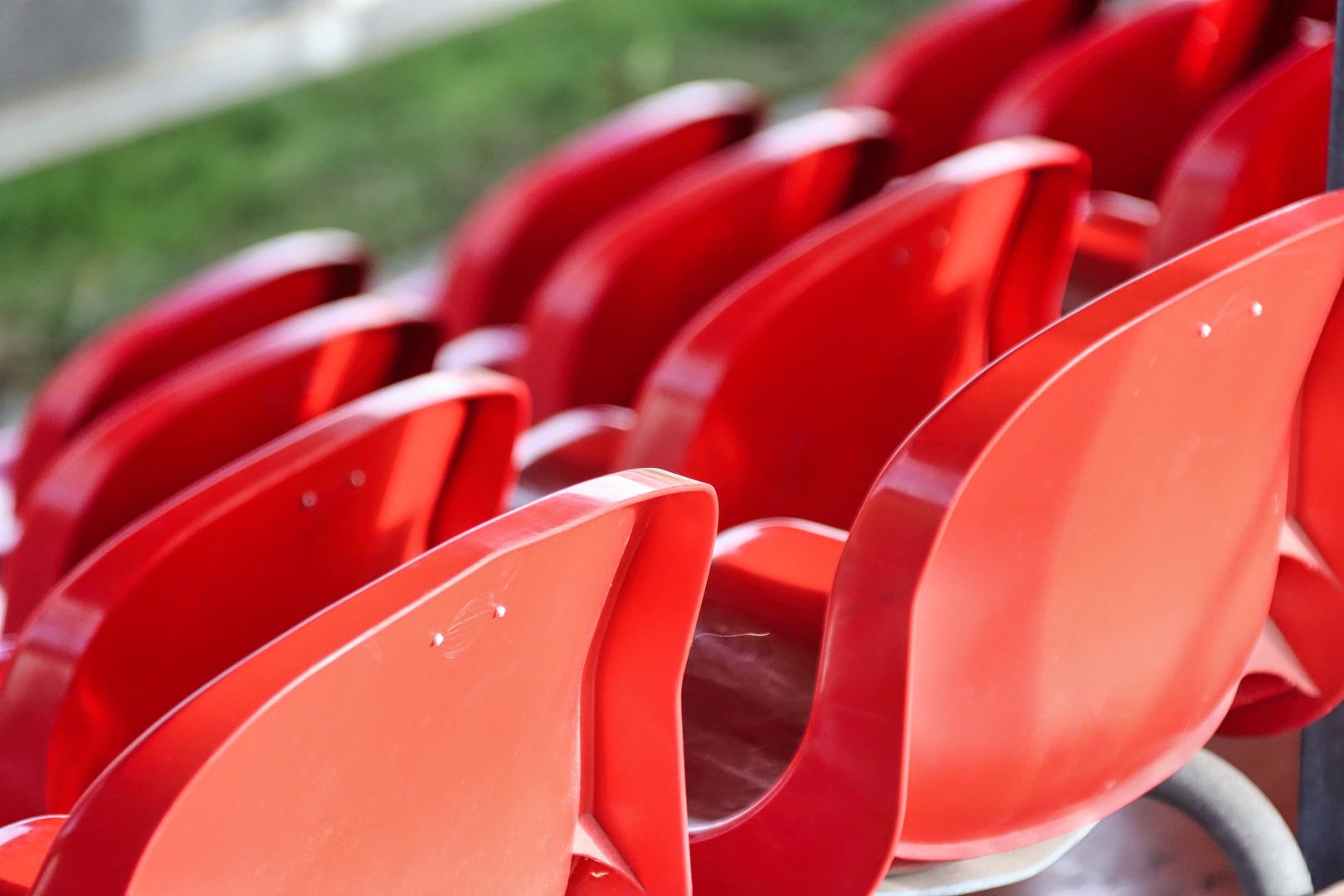 Rote Schalensitze einer Fußballtribüne