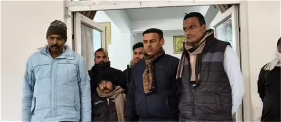 a peon was caught red handed accepting a bribe of 75 000 rupees in saharsa