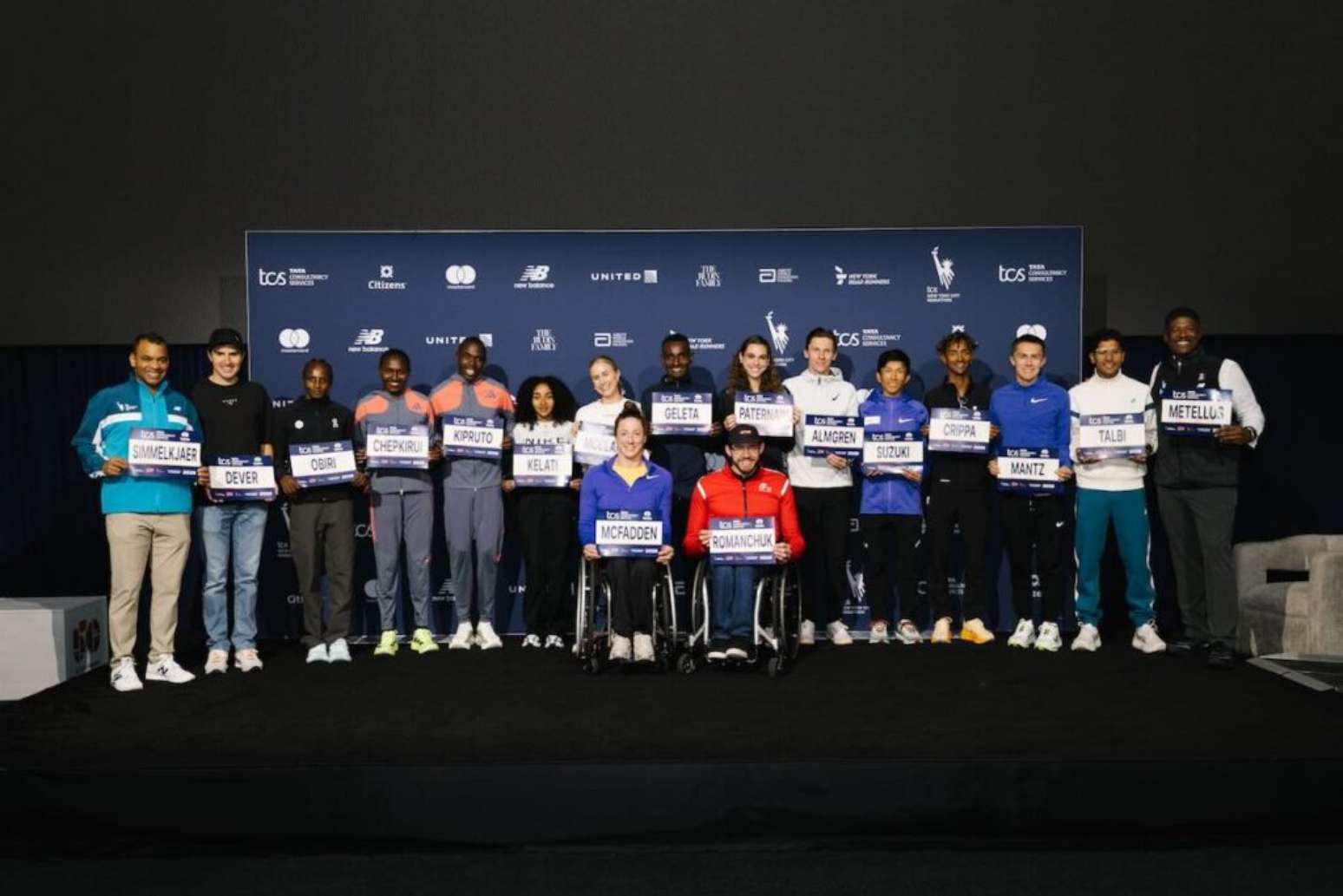 Os atletas presentes na coletiva de imprensa da Maratona de Nova York 2026 (Foto: Da Ping Luo / NYRR)