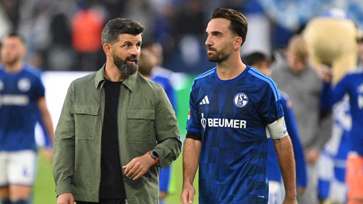 Kenan Karaman (r.) im Gespräch mit Trainer Miron Muslic