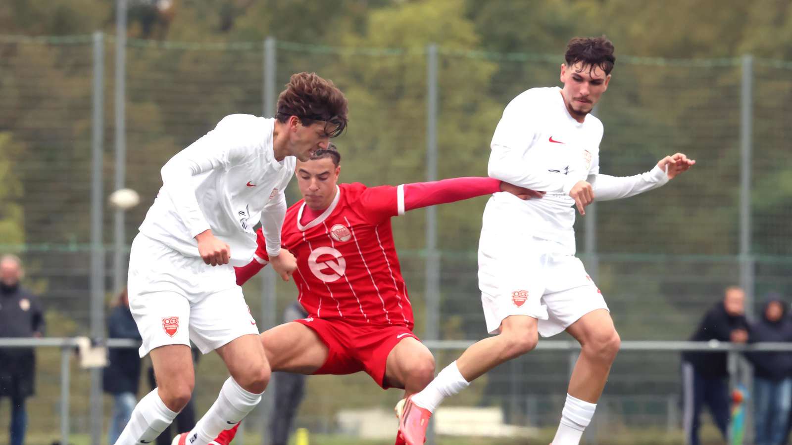 18.10.2026, Fussball, Fußball,  Verbandsliga Süd,  Kickers Offenbach II - Spvgg. 03 Neu-Isenburg 
v. l.  Nick Luca Sauer (Isenburg),  Faris El Ouali  (OFC),  Marcello Krayer (Neu-Isenburg)
Verbandsliga Süd 
Foto: Sascha Eyssen