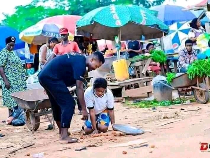 Pre-wedding Photos Of Tomatoes Seller And Wheelbarrow Man breaks The Internet