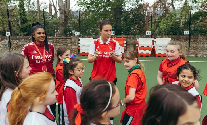 Lotte Wubben-Moy in the new Arsenal home kit at Tufnell Park Primary School (Image: Daisy Rutledge)