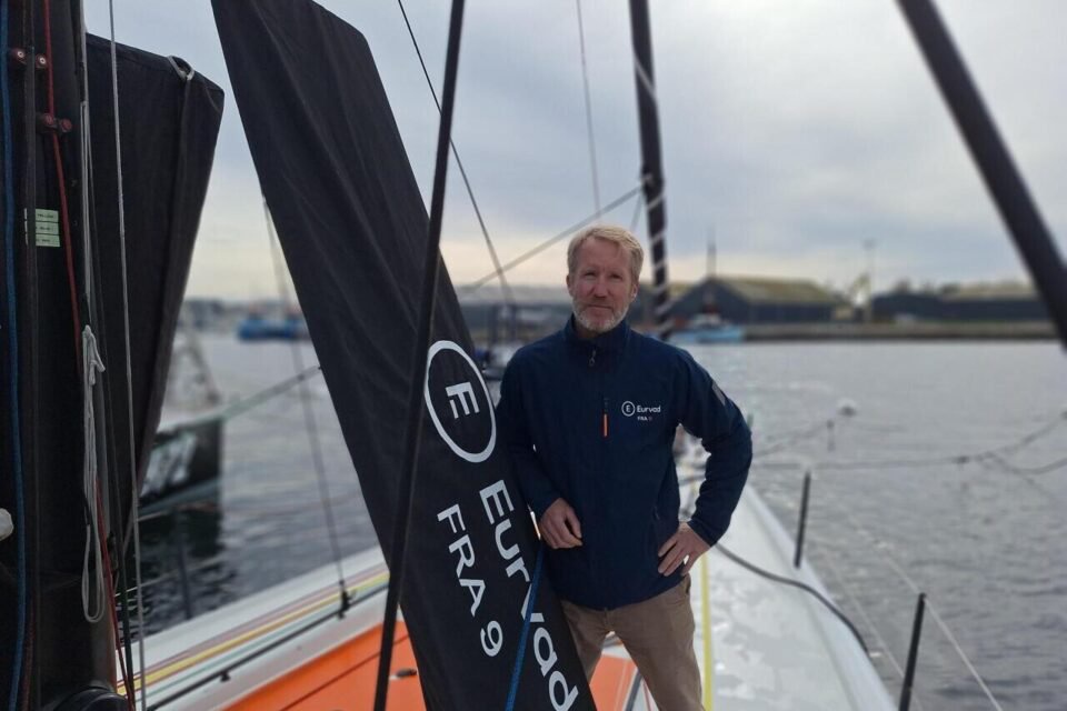 Quarante après la mort tragique de son père sur la Route du Rhum 1986, son fils Tanguy Caradec va participer à sa première transatlantique avec l'objectif de boucler la course.