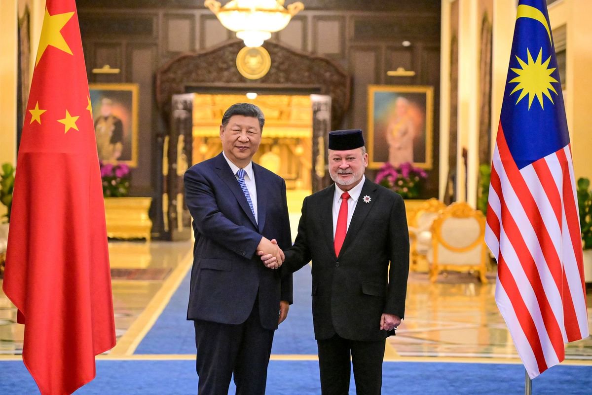 Presiden China Xi Jinping (kiri) berjabat tangan dengan Raja Malaysia Sultan Ibrahim (kanan) saat berkunjung ke Istana Nasional di Kuala Lumpur, Rabu (16/4/2025).